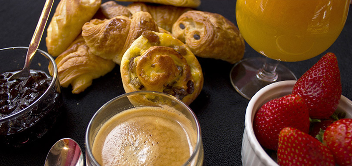 Pour un réveil gourmand, venez découvrir nos formules petits-déjeuners avec café expresso - jus d'orange pressé minute et un large choix de viennoiseries. 